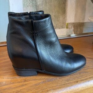 Strategia black, pebbled, leather booties